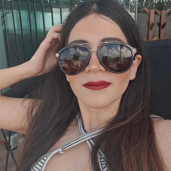 Meet your Posher, Evelyn - Picture 3 of 3